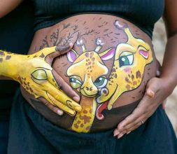 Belly painting de La que pinta con dibujo de bebé en moto
