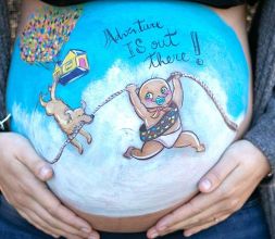 Belly painting de La que pinta con dibujo de bebé haciendo snowboard