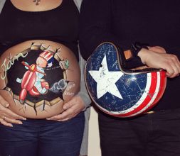 Belly painting de La que pinta con dibujo de bebé montado en moto saliendo de la barriga