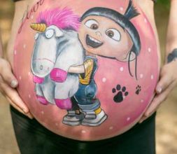 Belly painting de La que pinta con dibujo de bebé Khaleesi en su dragón