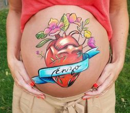 Belly painting de La que pinta con dibujo de bebé buceadora